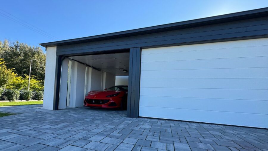 Garage Pro fehér szekcionált garázskapu családi házon